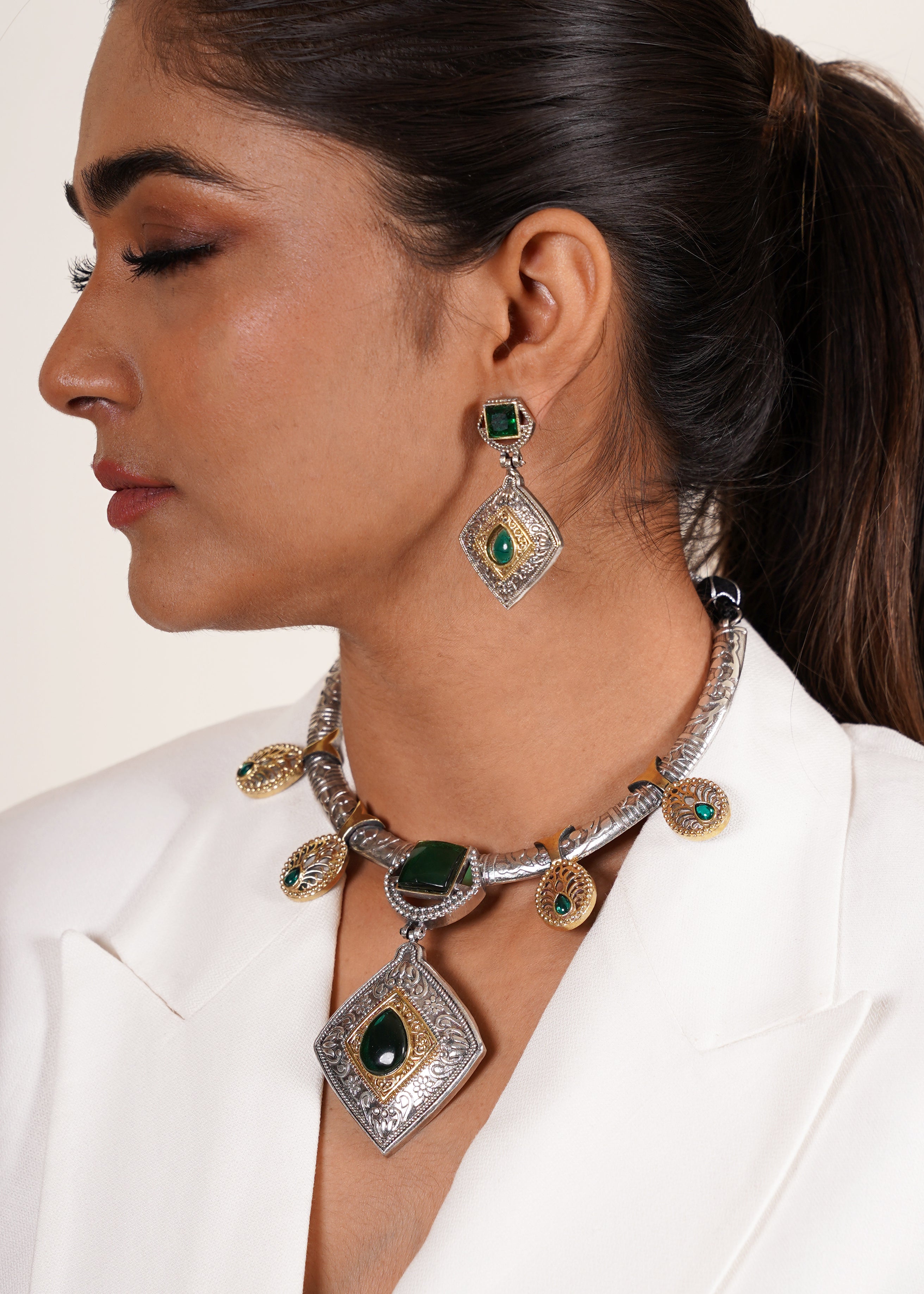 DUAL-TONED GREEN STONE DIAMOND SHAPED CHOKER WITH EARRINGS