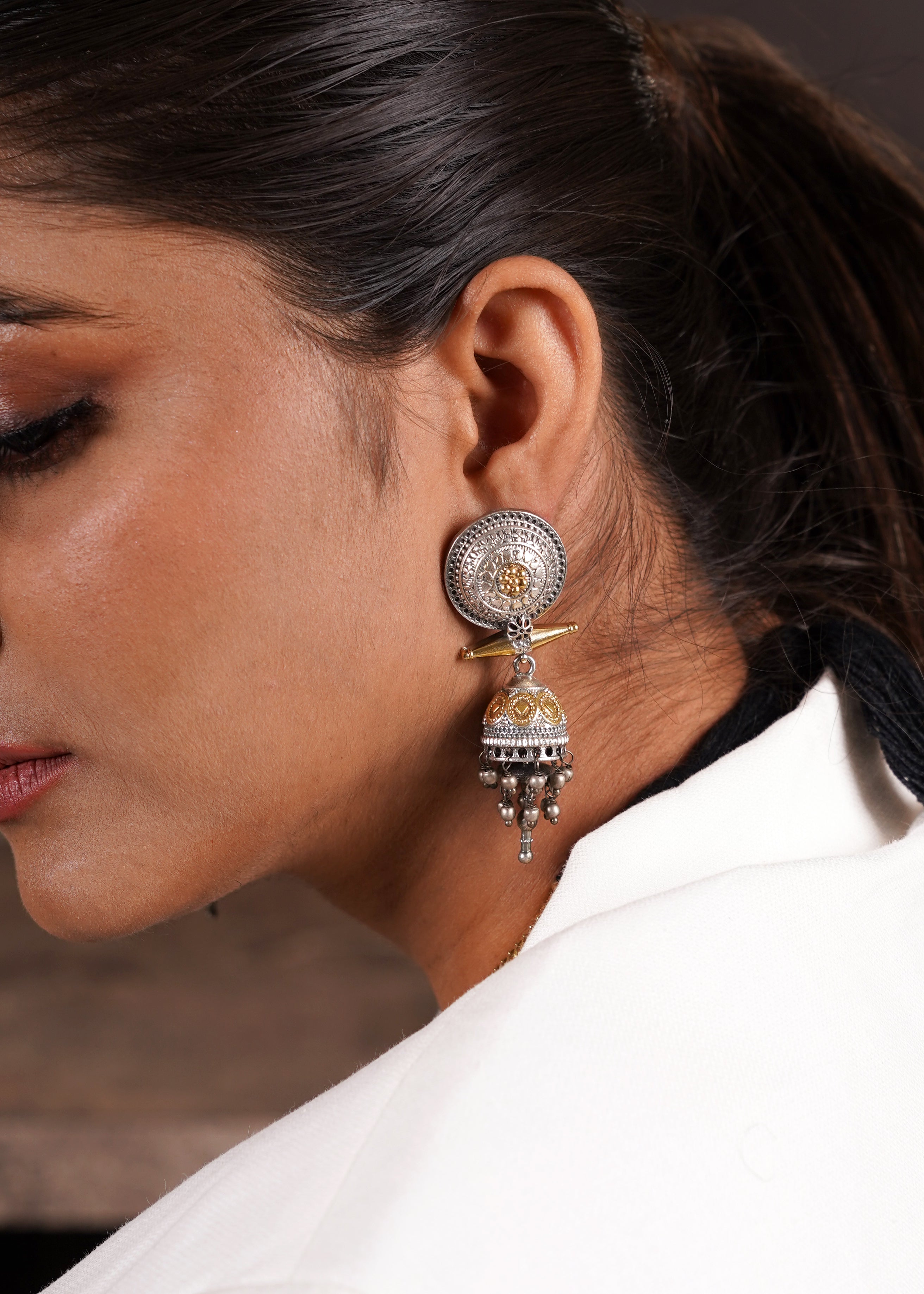 DUAL-TONED SELF DESIGN CHOKER WITH CIRCULAR PENDANT AND EARRINGS