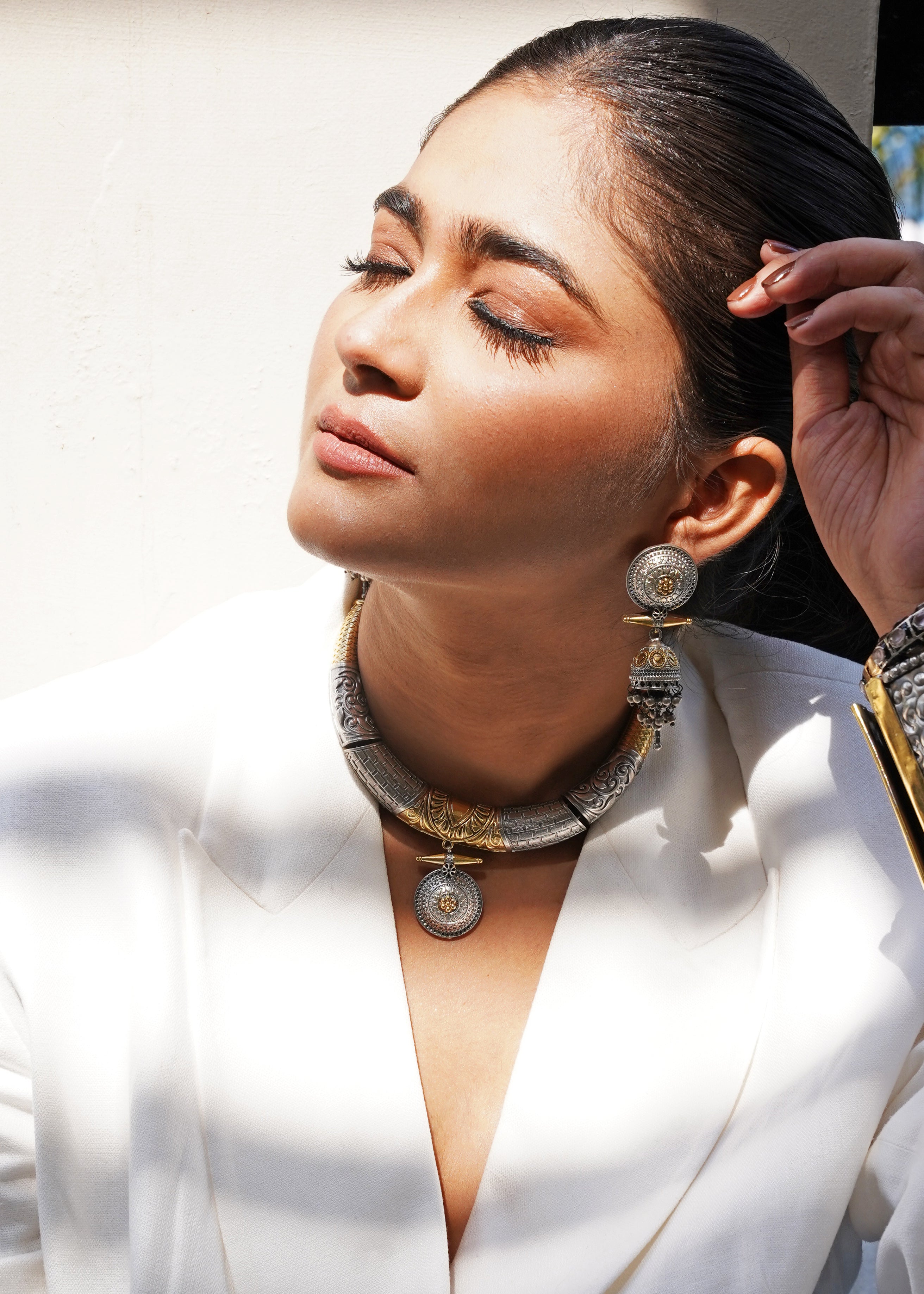 DUAL-TONED SELF DESIGN CHOKER WITH CIRCULAR PENDANT AND EARRINGS