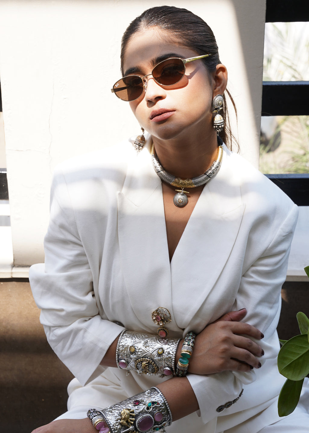DUAL-TONED SELF DESIGN CHOKER WITH CIRCULAR PENDANT AND EARRINGS