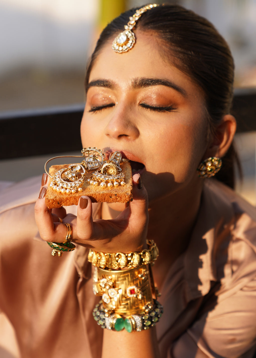 WHITE KUNDAN STONE OVAL MAANGTIKKA