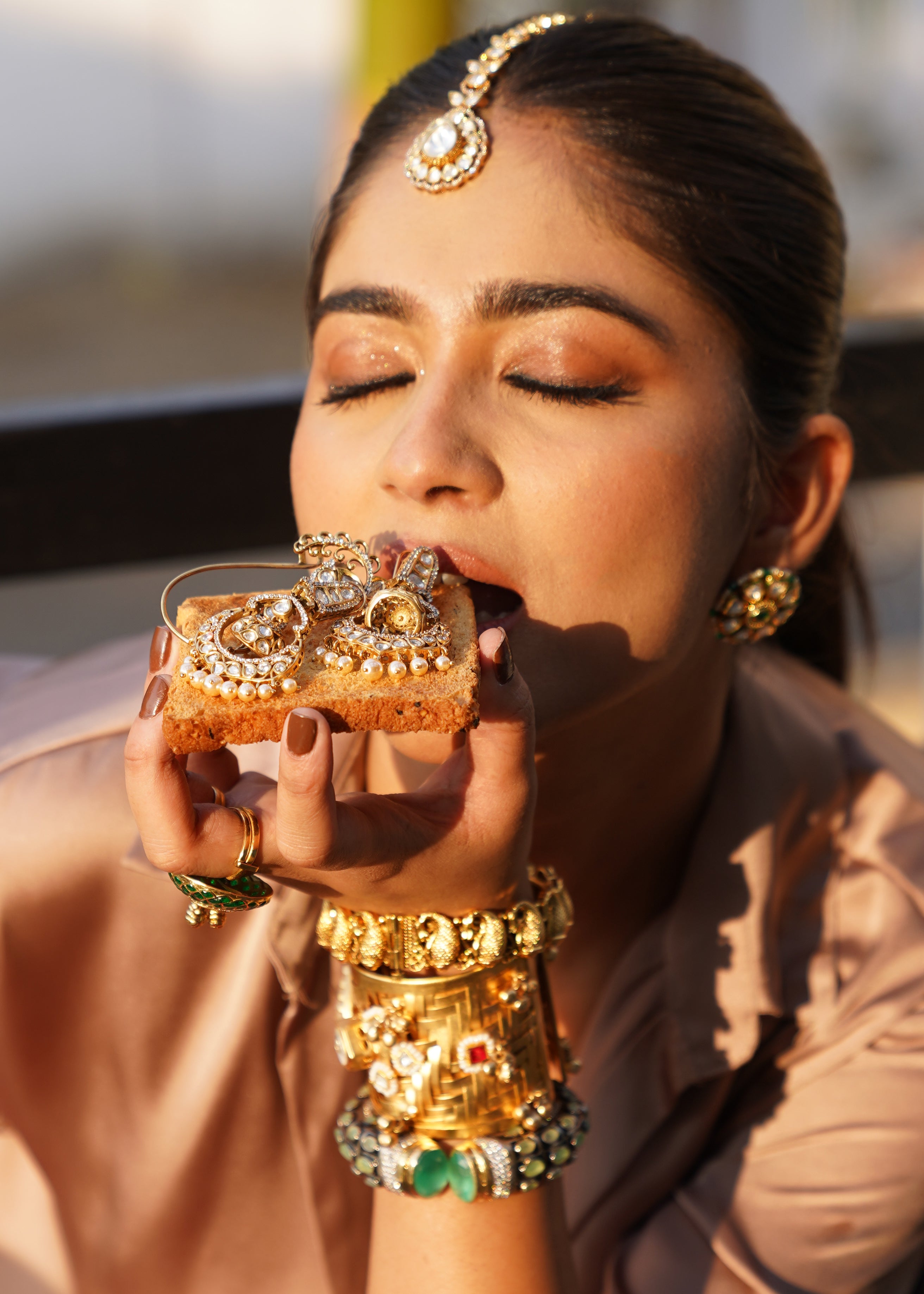 WHITE KUNDAN STONE OVAL MAANGTIKKA