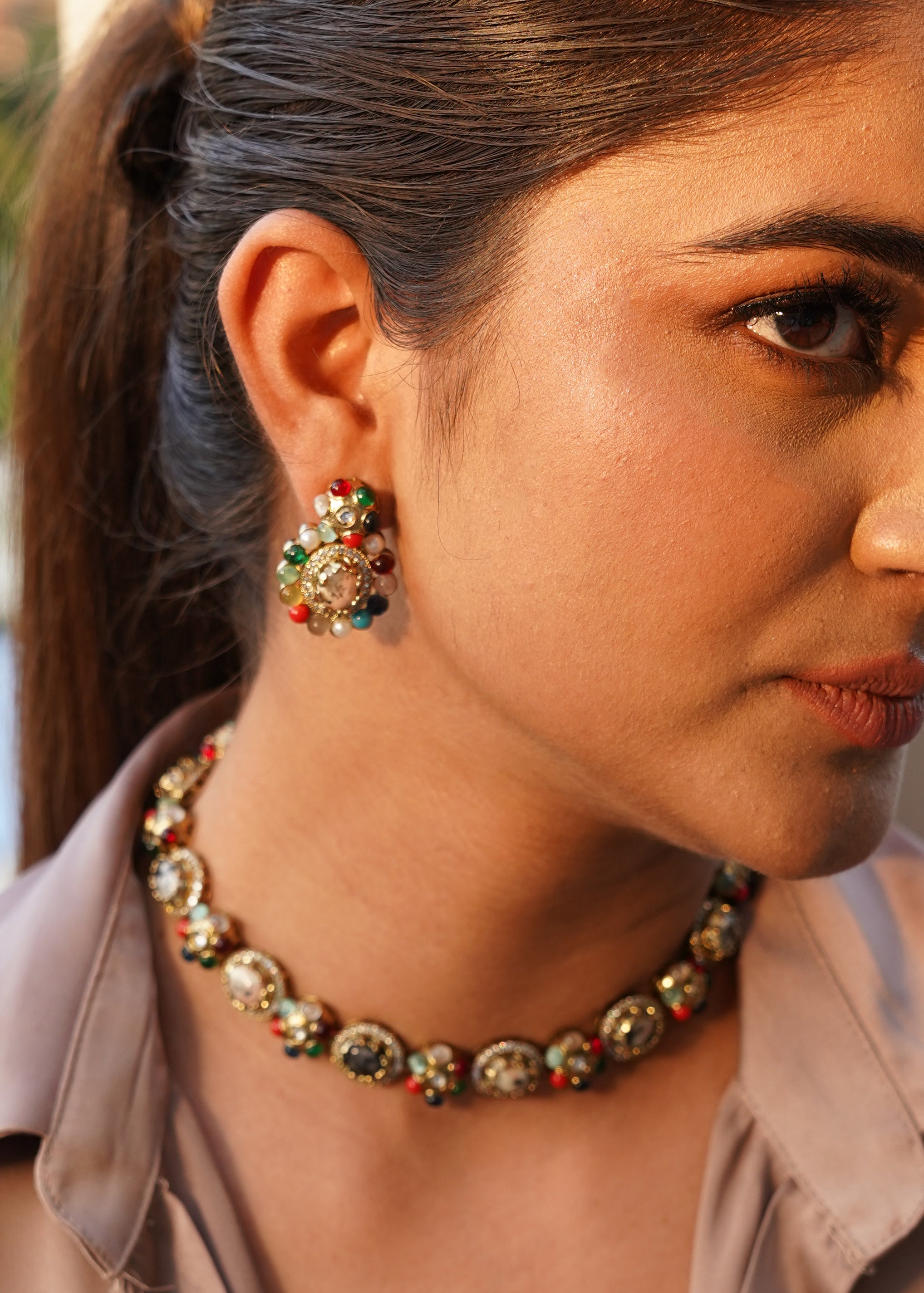 GOLD-PLATED MULTICOLORED STONE CHOKER WITH EARRINGS