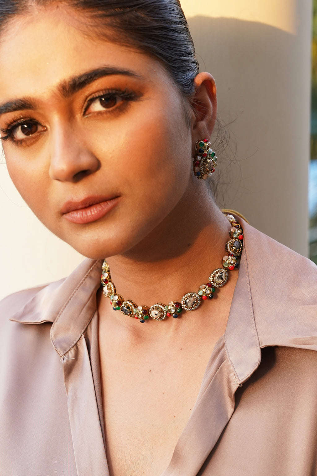GOLD-PLATED MULTICOLORED STONE CHOKER WITH EARRINGS