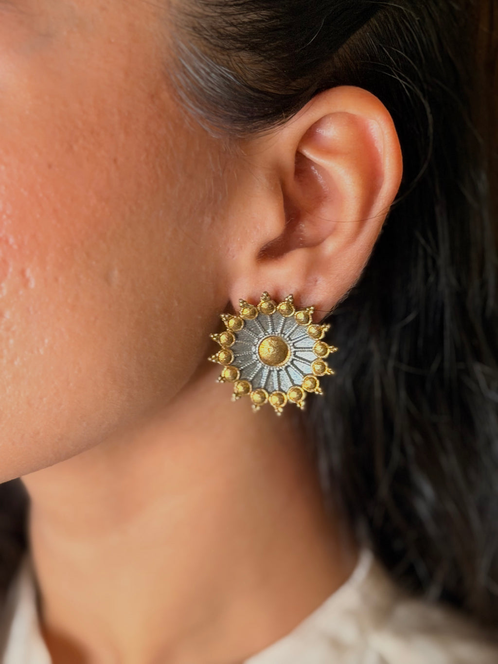 DUAL-TONED ROUND STUDS