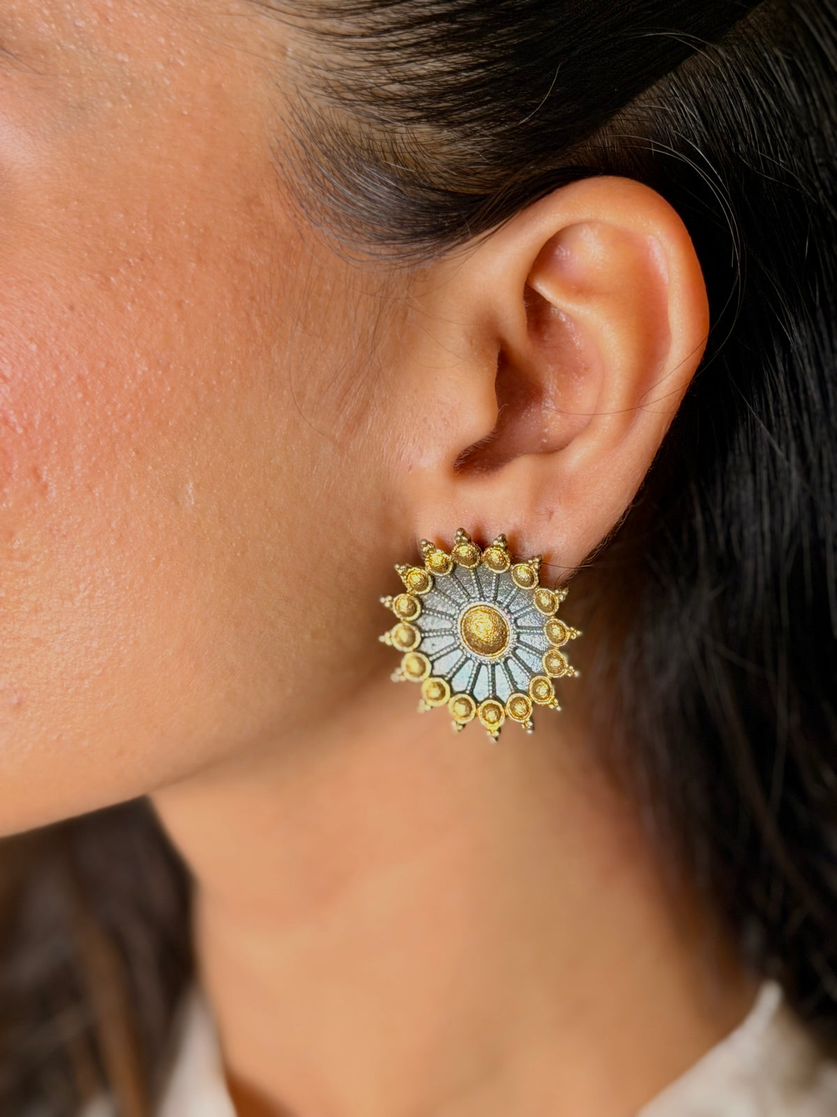 DUAL-TONED ROUND STUDS